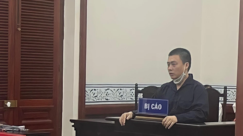 Bị cáo Huỳnh Hải Huy tự bào chữa. Ảnh: HOÀNG YẾN