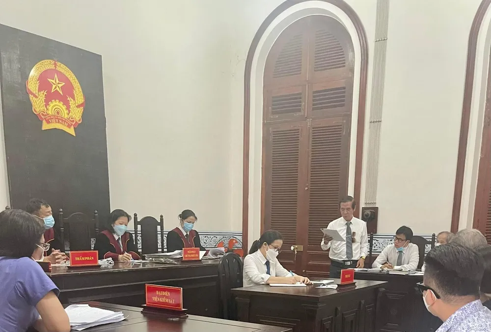 Luật sư đang tranh luận tại toà. Ảnh: H.YẾN