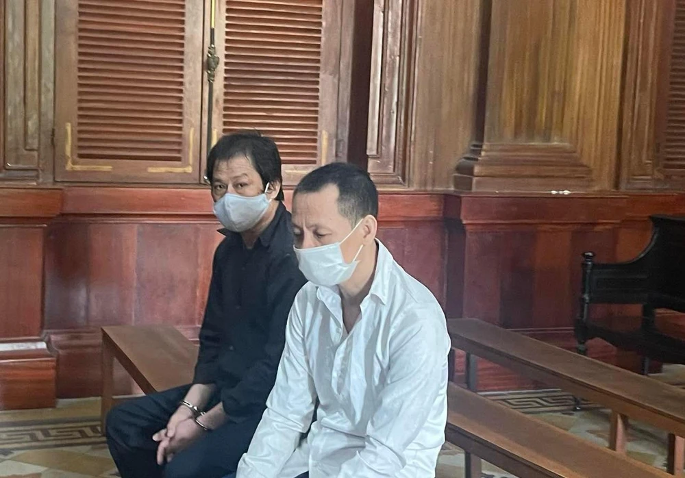 Nguyễn Hợp Toàn (áo trắng) cùng đồng phạm tại toà. Ảnh: H.YẾN Nguyễn Hợp Toàn (áo trắng) cùng đồng phạm tại toà. Ảnh: H.YẾN