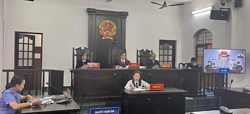 Phiên xử trực tuyến thứ hai tại đầu cầu trung tâm. Ảnh: H.YẾN