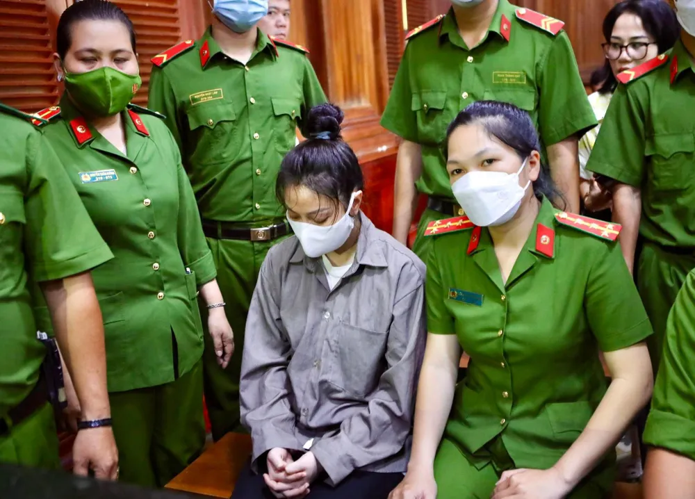 Bị cáo Trang nhiều câu hỏi không trả lời được, không lý giải được hành vi tàn nhẫn của mình. Ảnh: N.NHI Bị cáo Trang nhiều câu hỏi không trả lời được, không lý giải được hành vi tàn nhẫn của mình. Ảnh: N.NHI