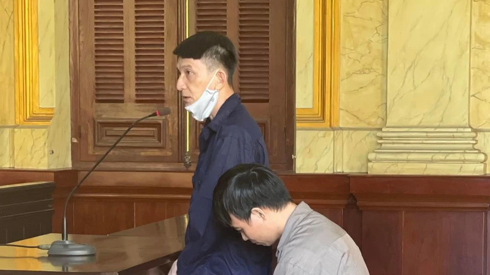 Hai bị cáo tại phiên xử. Ảnh: H.YẾN