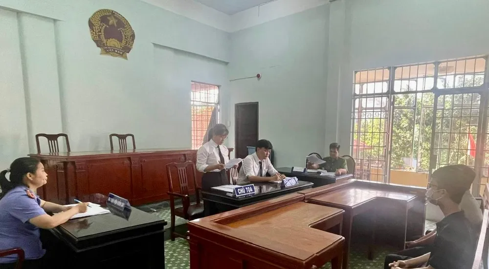 Chủ tọa đọc quyết định áp dụng biện pháp xử lý hành chính. Ảnh: TACC