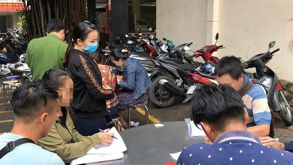 Các bị hại đến cơ quan điều tra trình báo sự việc. Ảnh: PLO