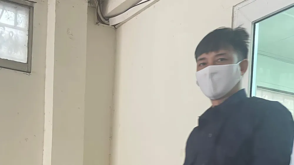 Bị cáo Lê Minh Hào được dẫn giải về trại giam sau phiên toà. Ảnh: H.YẾN