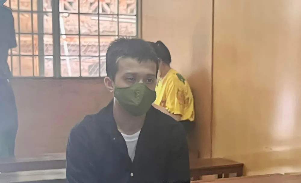 Bị cáo Toàn đang bị tạm giam, Hiếu được tại ngoại do có con nhỏ. Ảnh: H.YẾN Bị cáo Toàn đang bị tạm giam, Hiếu được tại ngoại do có con nhỏ. Ảnh: H.YẾN