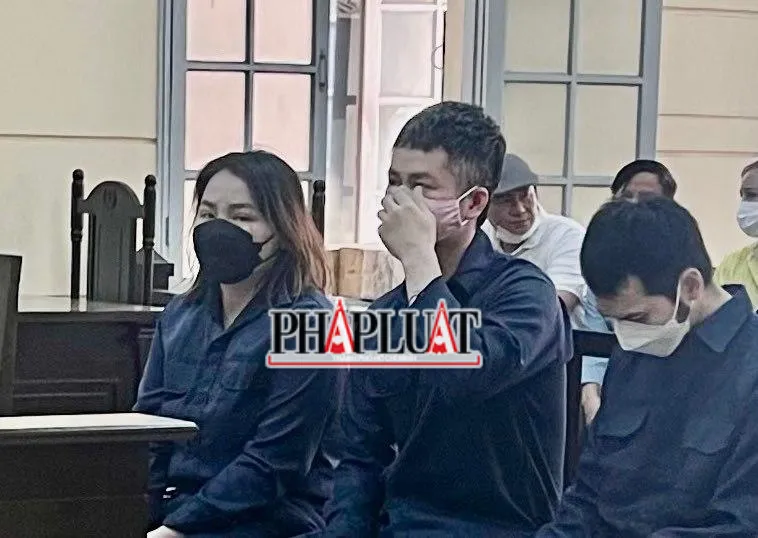 Ba bị cáo trước khi HĐXX tuyên án. Ảnh: H.YẾN