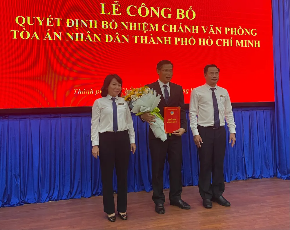 Chánh án TAND TP.HCM Lê Thanh Phong và Phó Chánh án Phạm Thị Thu Hà trao quyết định và tặng hoa cho Tân Chánh Văn phòng. Ảnh: H.YẾN Chánh án TAND TP.HCM Lê Thanh Phong và Phó Chánh án Phạm Thị Thu Hà trao quyết định và tặng hoa cho Tân Chánh Văn phòng. Ảnh: H.YẾN