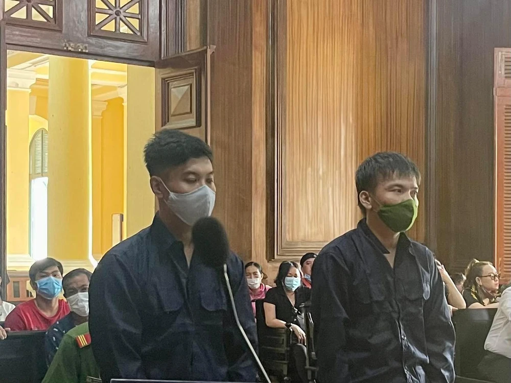 Bị cáo Kiệt (phải) và Duy tại phiên xử. Ảnh: H.YẾN