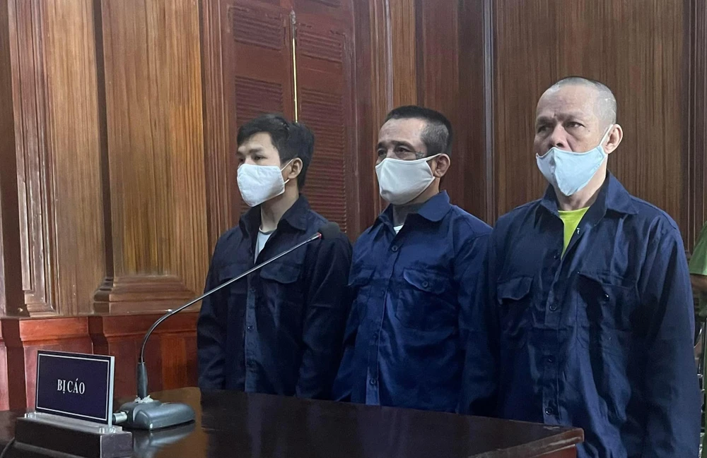 Các bị cáo từ trái qua phải lần lượt là Huy, Thành và Dũng. Ảnh: H.YẾN