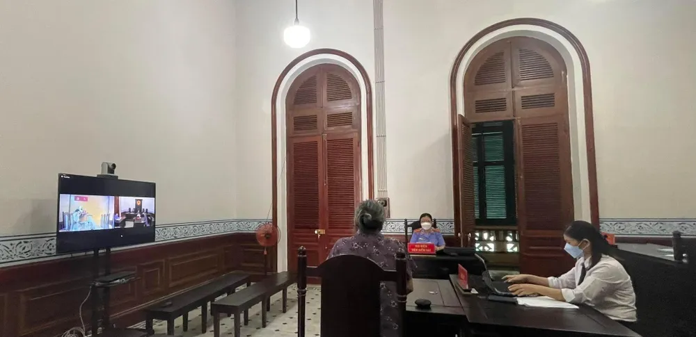 Điểm cầu trung tâm tại phòng xử A5 TAND TP.HCM. Ảnh: H.YẾN