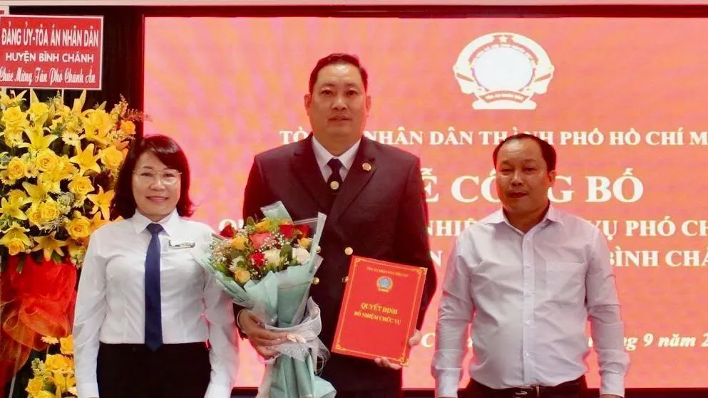 Bà Phạm Thị Thu Hà, phó chánh án TAND TP.HCM cùng lãnh đạo địa phương trao quyết định và tặng hoa cho tân phó chánh án TAND huyện Bình Chánh. Ảnh: H.YẾN