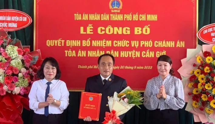 Bà Phạm Thị Thu Hà, phó chánh án TAND TP.HCM cùng lãnh đạo địa phương trao quyết định và tặng hoa cho tân phó chánh án TAND huyện Cần Giờ. Ảnh: H.YẾN