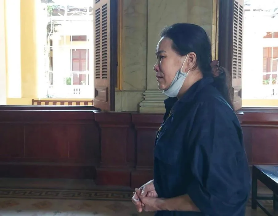 Bị cáo Oanh trình bày lại vụ án tại phiên xử. Ảnh: H.YẾN Bị cáo Oanh trình bày lại vụ án tại phiên xử. Ảnh: H.YẾN