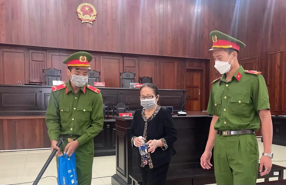 Bà Diệp và ông Nguyễn Thành Tài là hai bị cáo đang bị tạm giam được HĐXX chú trọng sức khoẻ vì lớn tuổi. Ảnh: H.YẾN