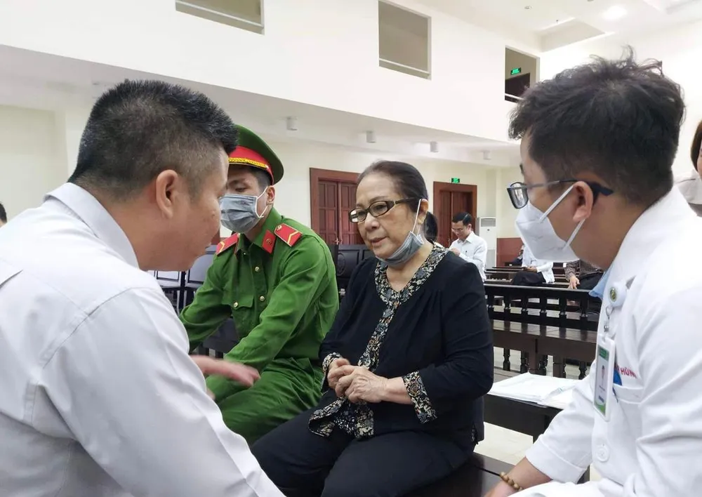 Hai bác sĩ thăm khám sức khỏe bị cáo Bạch Diệp. Ảnh: H.YẾN