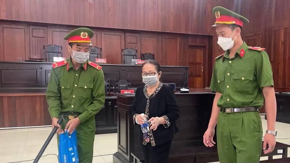 &quot;Nếu tôi lừa đảo thì hãy tử hình tôi đi, chung thân là quá nhẹ đối với tôi”, bà Diệp nói tại tòa. Ảnh: H.YẾN