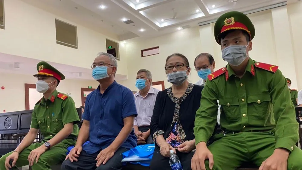 Bốn bị cáo có kháng cáo tại phiên xử phúc thẩm. Ảnh: H.YẾN Bốn bị cáo có kháng cáo tại phiên xử phúc thẩm. Ảnh: H.YẾN