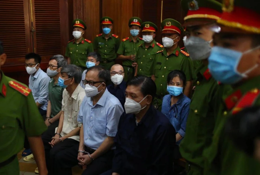 Ông Cang và các bị cáo tại phiên xử. Ảnh: HOÀNG YẾN