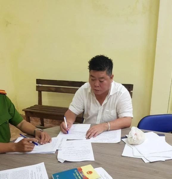 Bị can Lâm Uy Minh làm việc với cơ quan điều tra. Ảnh: Báo CAND