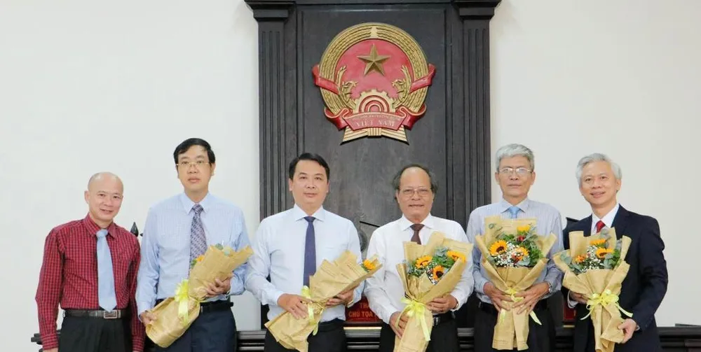 Tặng hoa cho ban giám khảo cuộc thi. Ảnh: CTV