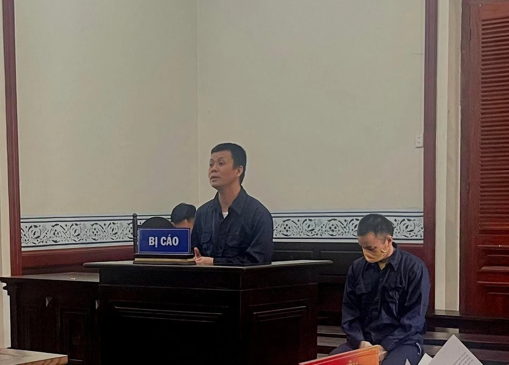 Hai bị cáo tại phiên xử sáng 14-11. Ảnh: HOÀNG YẾN Hai bị cáo tại phiên xử sáng 14-11. Ảnh: HOÀNG YẾN