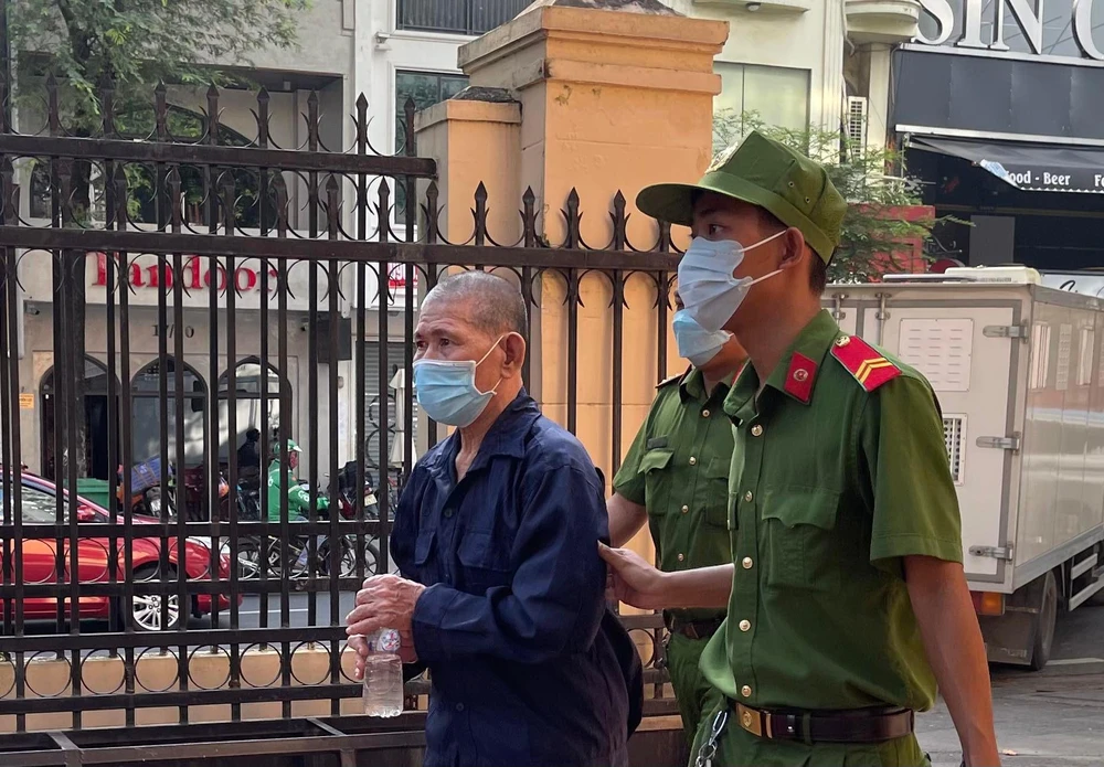 Bị cáo Lê Văn Mỹ bị áp giải đến tòa. Ảnh: H.YẾN