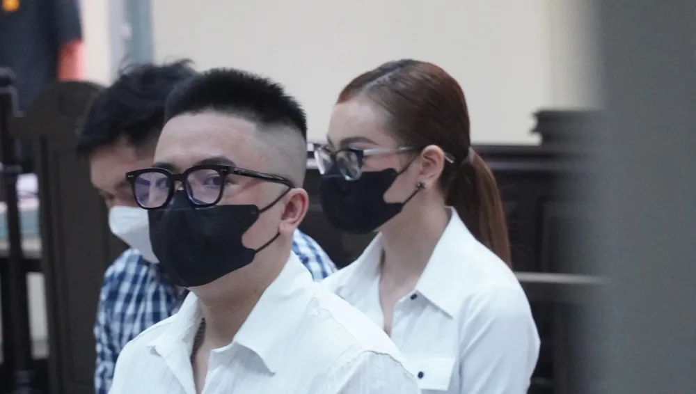 Bị cáo Trang đeo khẩu trang và có mặt tại toà khá sớm. Ảnh: H.YẾN