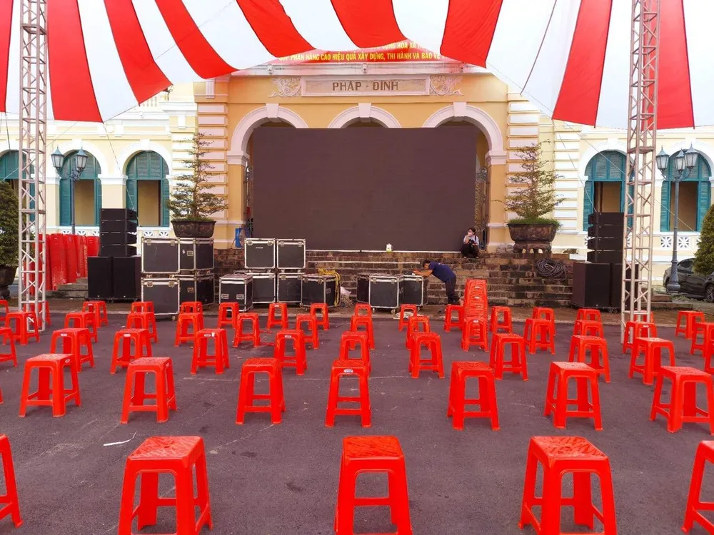 Bố trí màn hình, ghế và rạp che tại sân tòa. Ảnh: H.YẾN