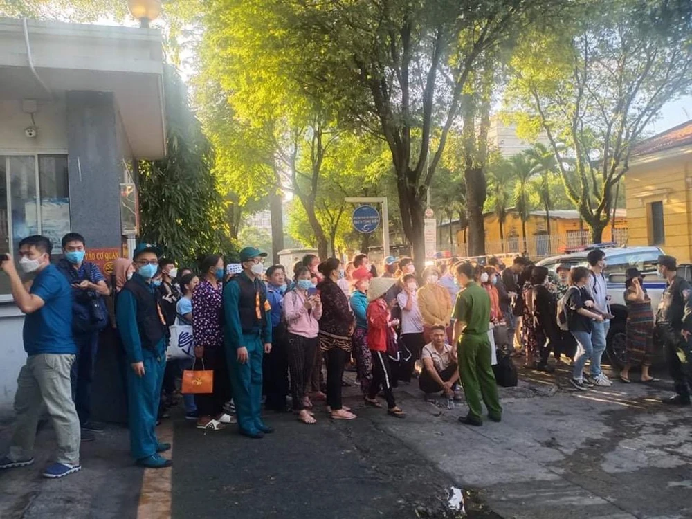 Người dân và phóng viên, luật sư chưa được vào trong tòa. Ảnh: H.YẾN