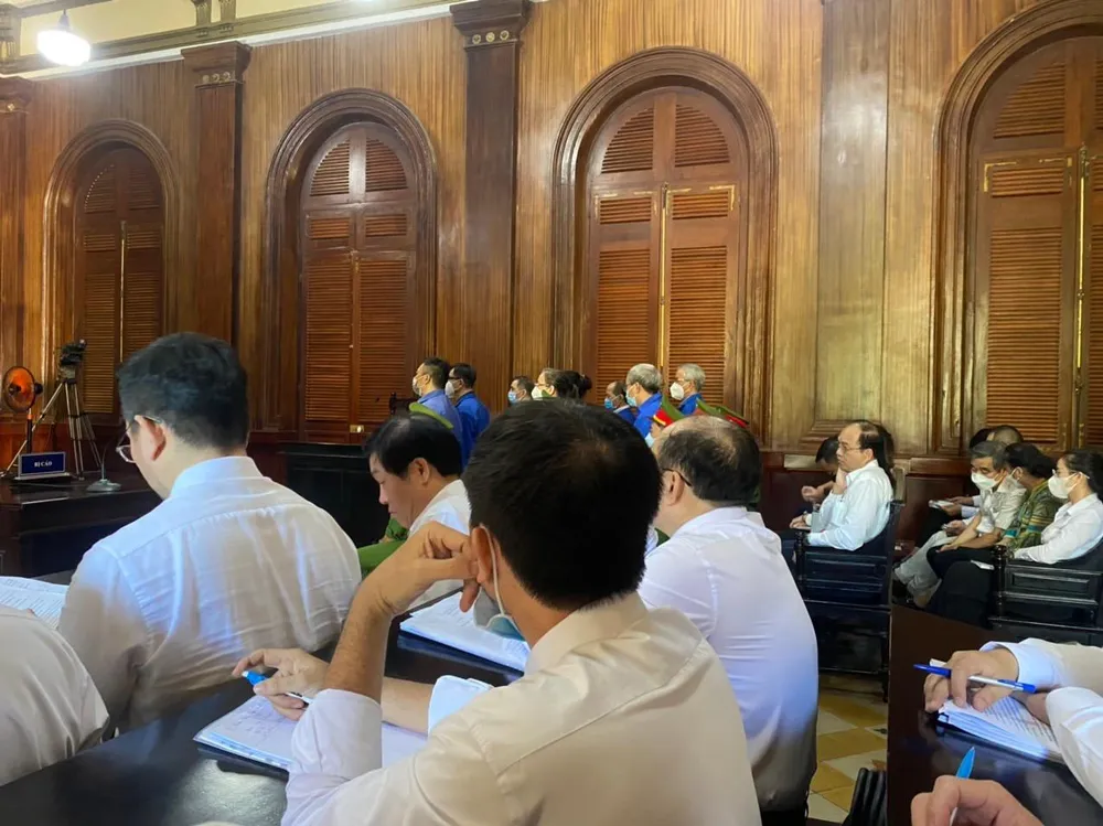 Hiện VKS đang công bố cáo trạng truy tố các bị cáo. Ảnh: H.YẾN