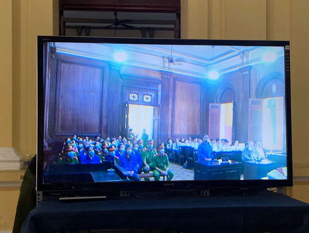 Bị cáo Khải trả lời thẩm vấn phần lý lịch. Ảnh: H.YẾN