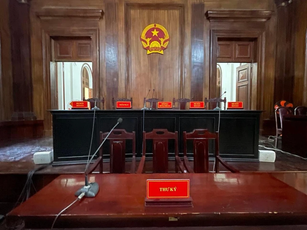 HĐXX với năm thành viên và chủ toạ phiên xử là thẩm phán Trần Minh Châu. Ảnh: H.YẾN HĐXX với năm thành viên và chủ toạ phiên xử là thẩm phán Trần Minh Châu. Ảnh: H.YẾN