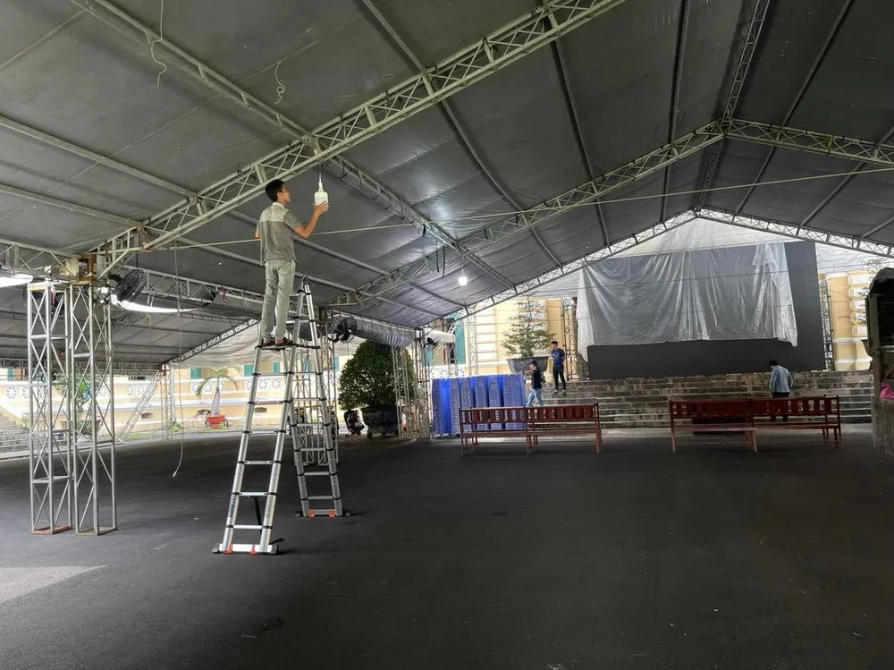 Bộ phận kỹ thuật đang tiến hành kiểm tra lại các thiết bị. Ảnh: H.YẾN Bộ phận kỹ thuật đang tiến hành kiểm tra lại các thiết bị. Ảnh: H.YẾN