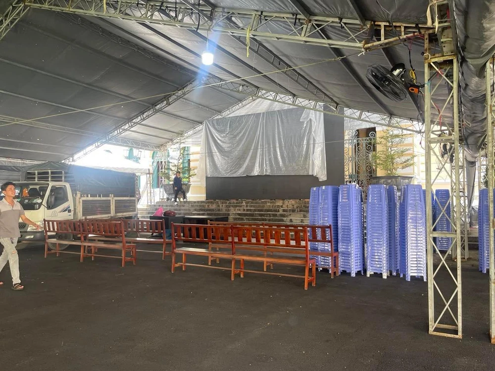 Sân với sức chứa khoảng 2.000 người. Ảnh: H.YẾN Sân với sức chứa khoảng 2.000 người. Ảnh: H.YẾN