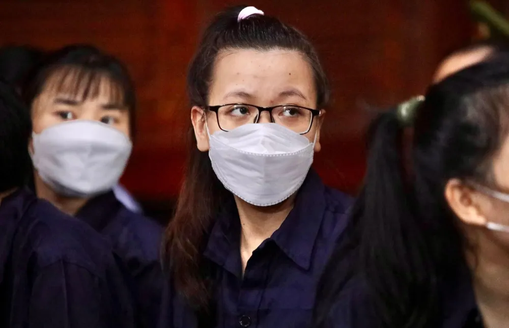 Bị cáo Nguyễn Huỳnh Tú Trinh, nhân viên đập phá xe đoàn cưỡng chế tiếp tục hầu toà vì giúp sức lừa đảo. Ảnh: NGUYỆT NHI