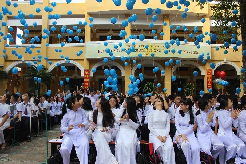 Những quả bóng bay lên trời gửi gắm những ước vọng về một thế hệ học sinh tài và đức.