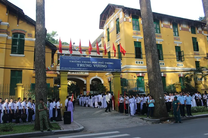 Ngôi trường có kiến trúc cổ kính và được mệnh danh là một trong những trường đẹp nhất thành phố.