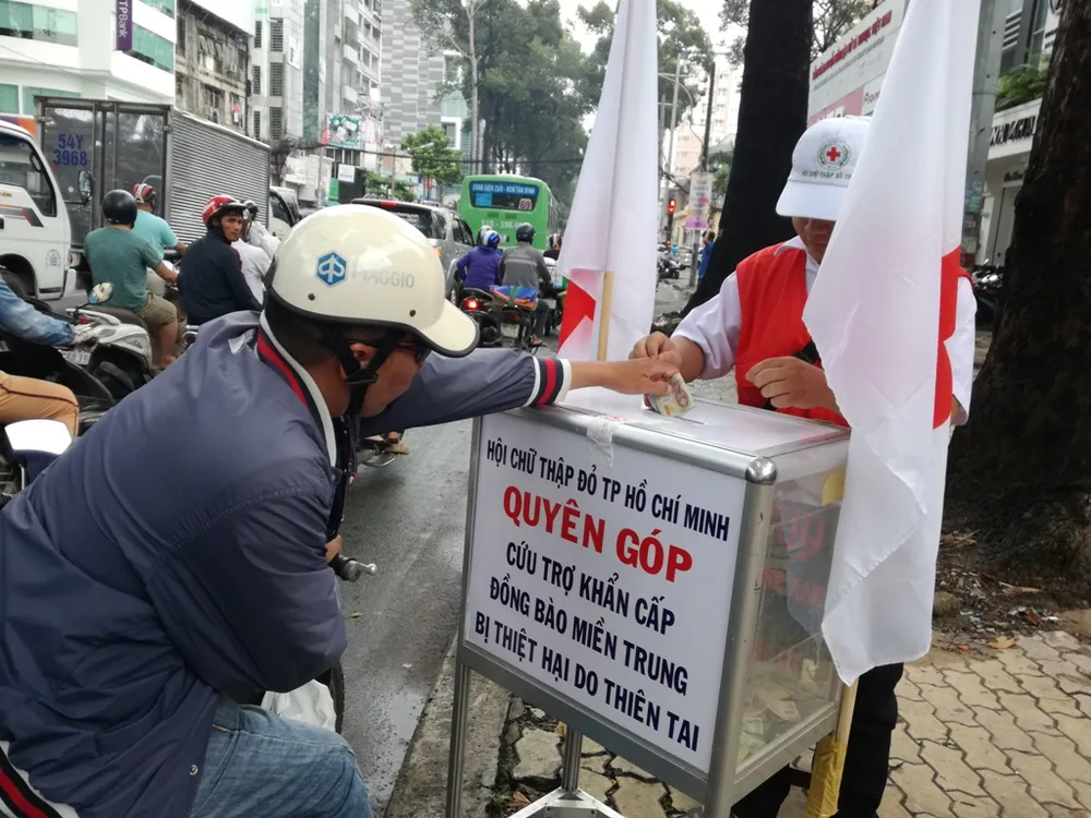 Hơn 500 triệu từ các thùng từ thiện bên đường ảnh 4