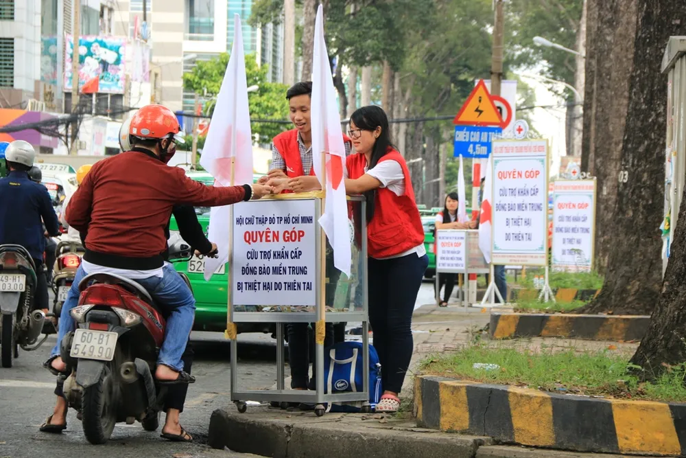Hơn 500 triệu từ các thùng từ thiện bên đường ảnh 3