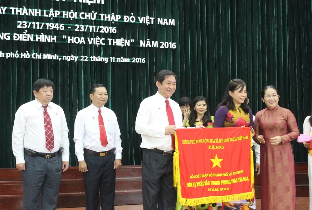 Em bé bị thương và 8 chiếc khăn cầm máu từ người dưng ảnh 3