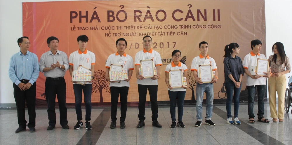 Sinh viên đề xuất tháo bỏ bục giảng ảnh 5