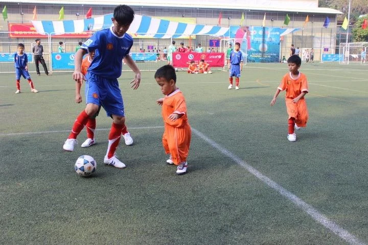 Cầu thủ nhí Lương Hoàng Thông tranh bóng quyết liệt cùng đồng đội