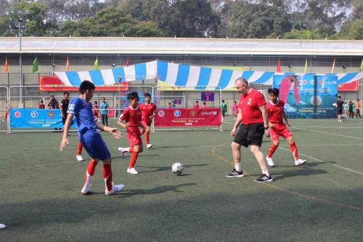 Ông John Thomas Shiels, Giám đốc điều hành Quỹ Manchester United trực tiếp ra sân thi đấu