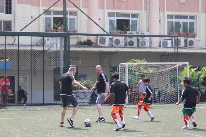 Hai cựu danh thủ chơi bóng rất nhiệt tình với các cầu thủ nhí