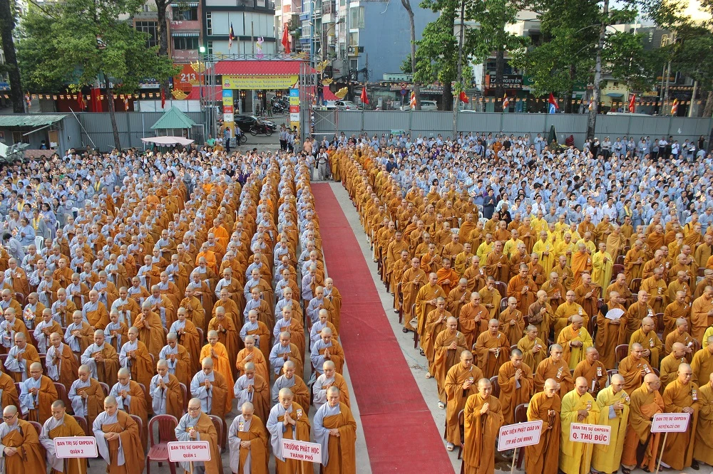 Hàng ngàn người đã cùng dự đại lễ.