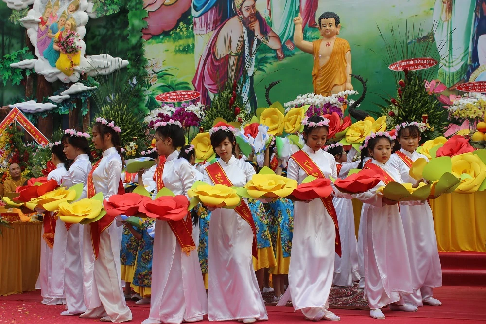 Dâng hoa mừng Phật đản sinh