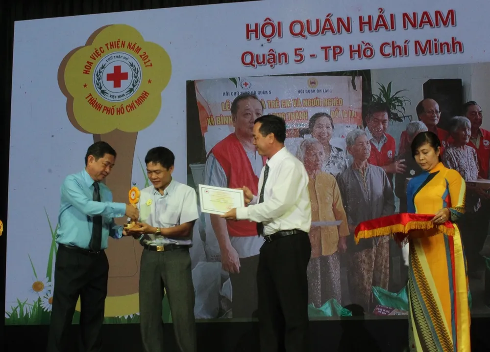 4 người trong 1 nhà hiến máu 239 lần ảnh 1 4 người trong 1 nhà hiến máu 239 lần ảnh 1