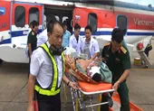 Tổ cấp cứu đường không BV 175 cứu ngư dân trên đảo Phan Vinh 