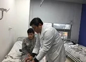 3 giờ vi phẫu nối dây thần kinh cứu cánh tay cho chàng trai ảnh 2 Lần đầu tiên nối mạch máu vi phẫu không cần kim chỉ